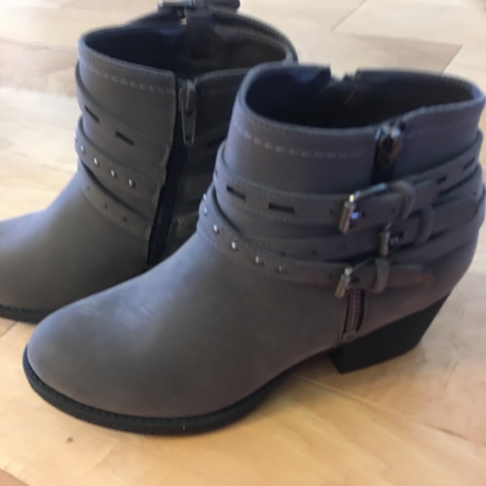 Never worn Gray Boots.